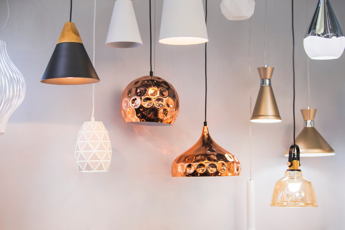 Wiszące lampy designerskie – przewodnik wyboru idealnego oświetlenia wnętrz