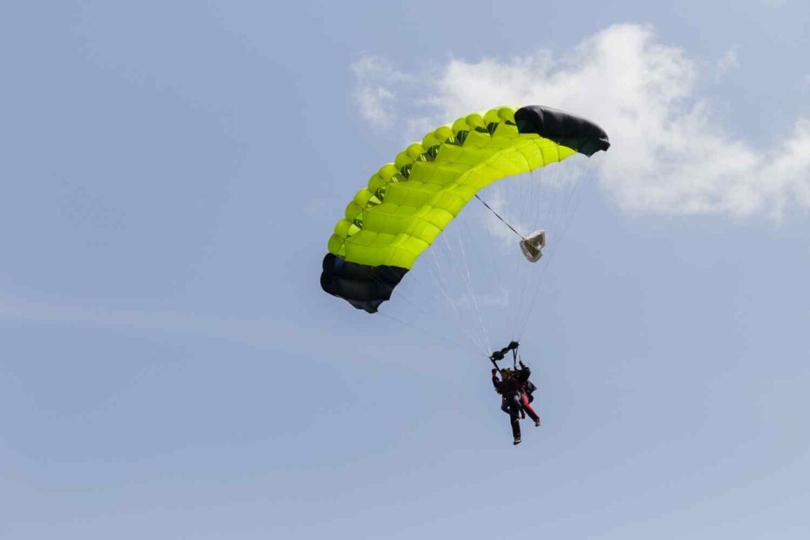 Skok ze spadochronem w tandemie. Na czym polega i jak przebiega?